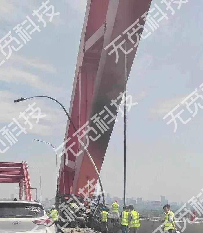 新光大桥车辆自燃事故引发桥梁安全警示，专家呼吁强化吊索防火设计